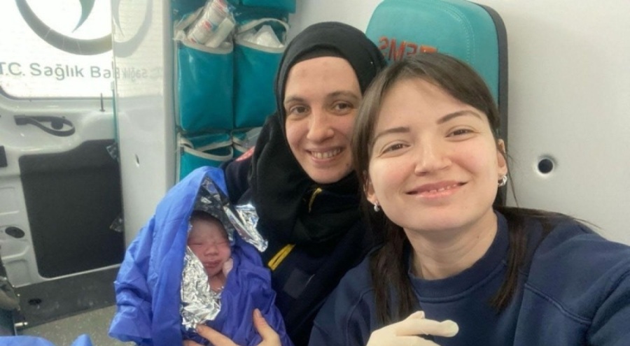 Hastaneye götürüldüğü ambulansta doğum yaptı