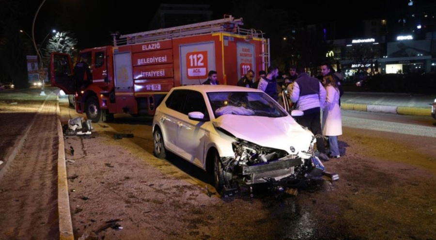 2 otomobilin çarpıştığı kazada 5 kişi yaralandı