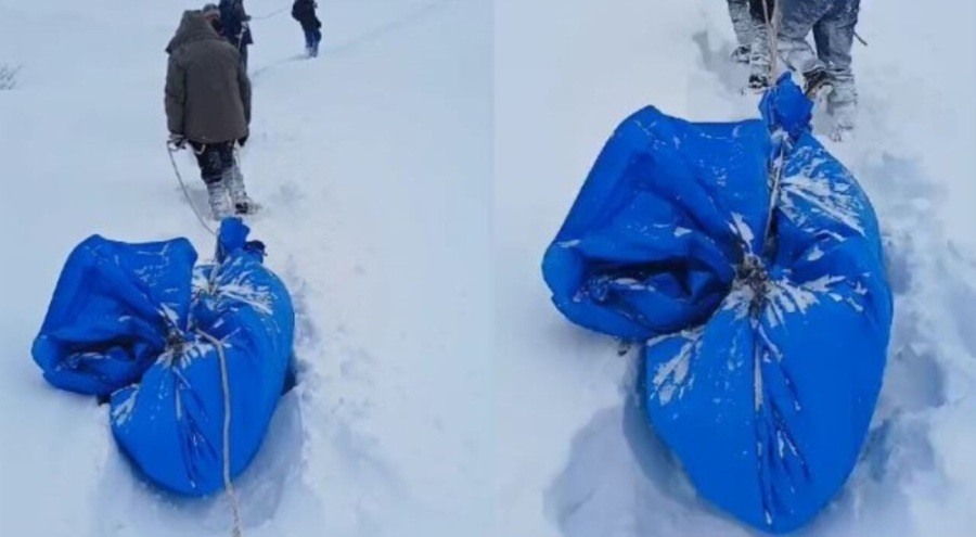 Bursa'da vefat eden adamın cenazesini brandaya sarıp iple çekerek taşıdılar!