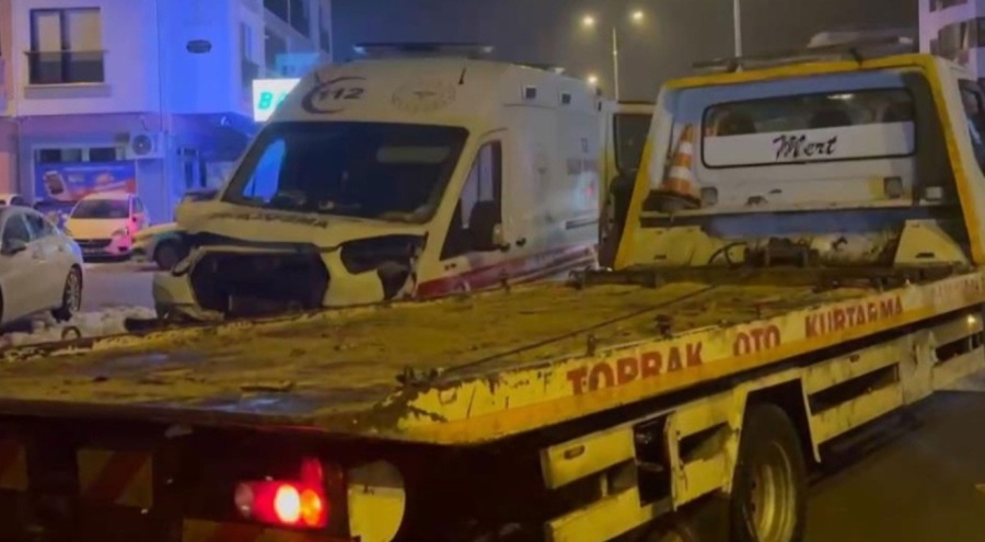 Hasta taşıyan ambulans ile otomobil çarpıştı: Çok sayıda yaralı var