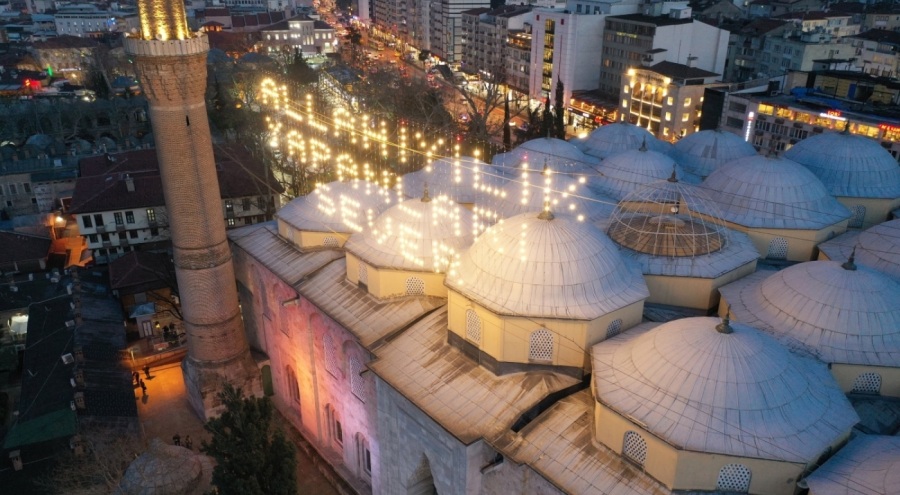 Bursa'daki tarihi Ulu Cami'nin mahyası asıldı: "Allah iyilik yapanları sever"