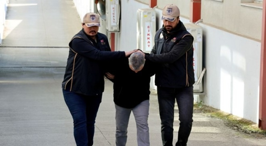 Sınav sorularını sızdıran FETÖ'cü çatı katında ekiplerce yakalandı