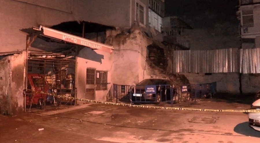 Otoparkta duvar çöktü: Araçlar hasar gördü