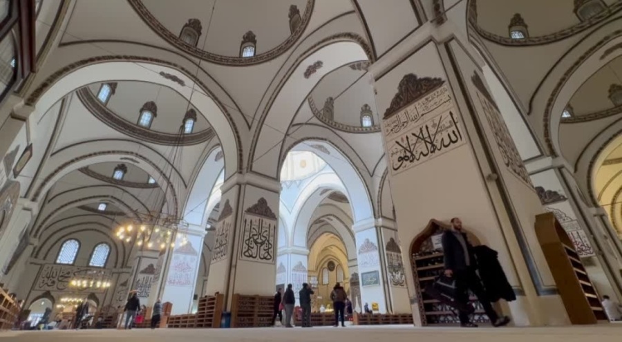 Osmanlı payitahtı Bursa'nın simgelerinden Ulu Cami ramazana gül suyuyla hazırlanıyor