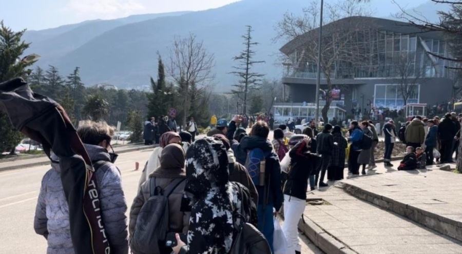 Bursa'da teleferik arıza yapınca metrelerce kuyruk oluştu!