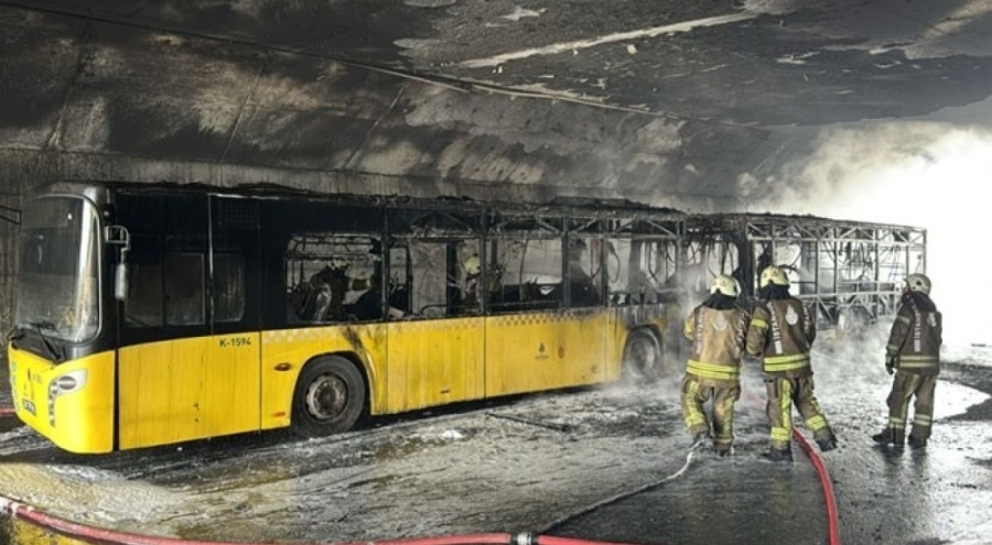 Seyir halindeki İETT otobüsü yandı