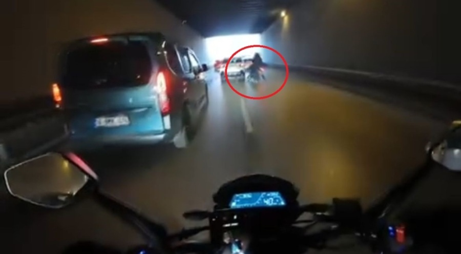 Bursa'da motosikletli şerit değiştiren otomobile çarpıp savruldu