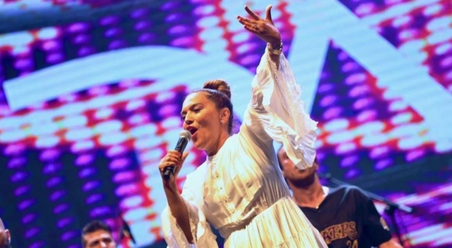 Demet Akalın cezaevinde konser verdi