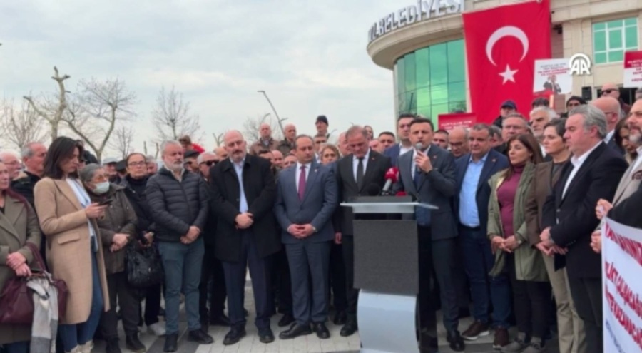 CHP İstanbul İl Başkanı Özgür Çelik'ten Beykoz Belediyesi önünde açıklama