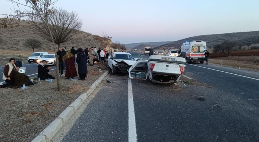 İki otomobil çarpıştı: Çok sayıda yaralı var