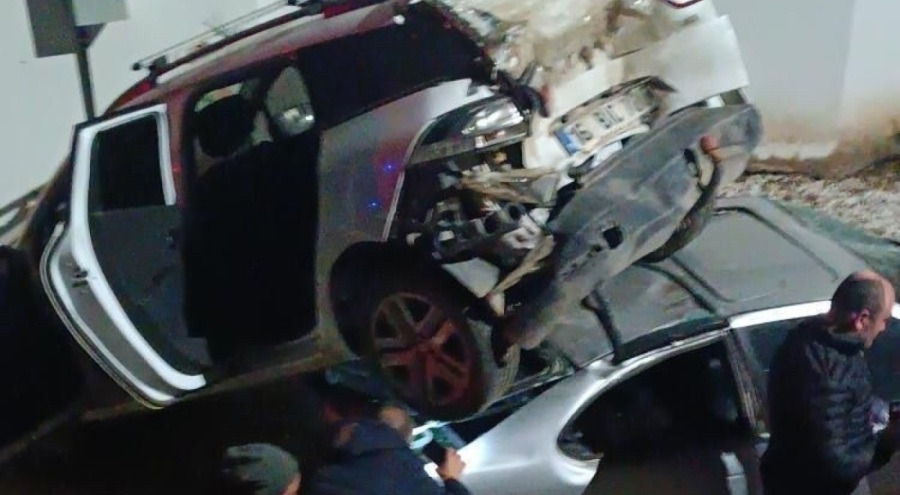Bursa'da kontrolden çıkan otomobil park halindeki aracın üzerine uçtu: 1 yaralı