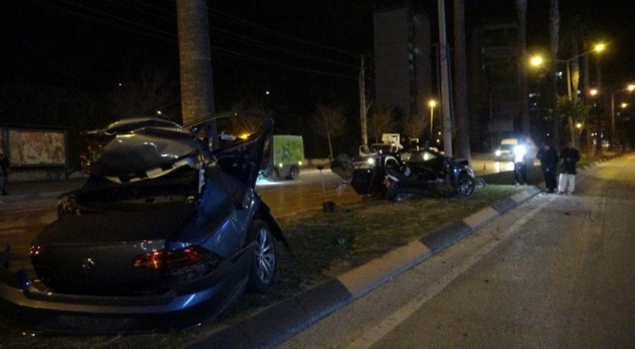 Ağaca çarpan otomobil ikiye bölündü