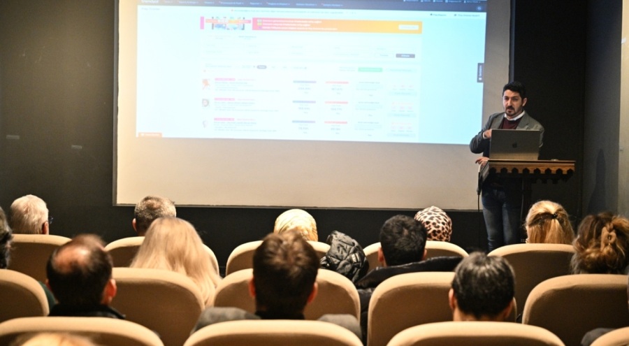 Bursa Payitaht Çarşı'daki BTSO üyeleri düzenlenen eğitimlerle e-ticarete adım atıyor