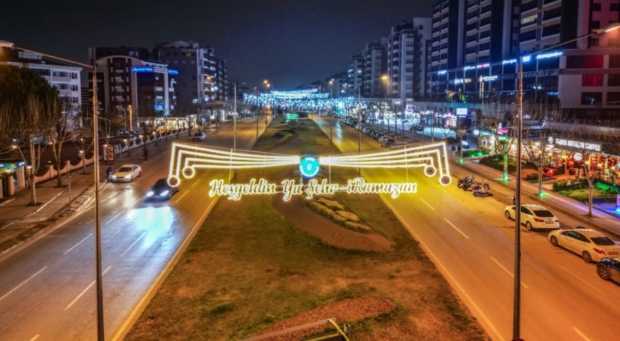 Bursa'nın caddeleri 'Ramazan' için mahyalarla süslendi