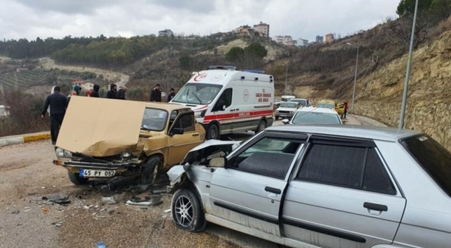 İki araç virajda çarpıştı