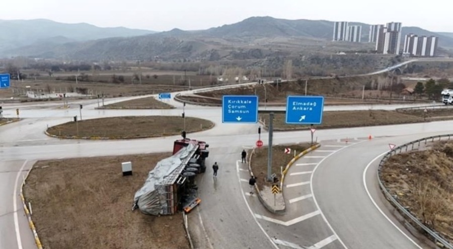 Kontrolden çıkan TIR devrildi