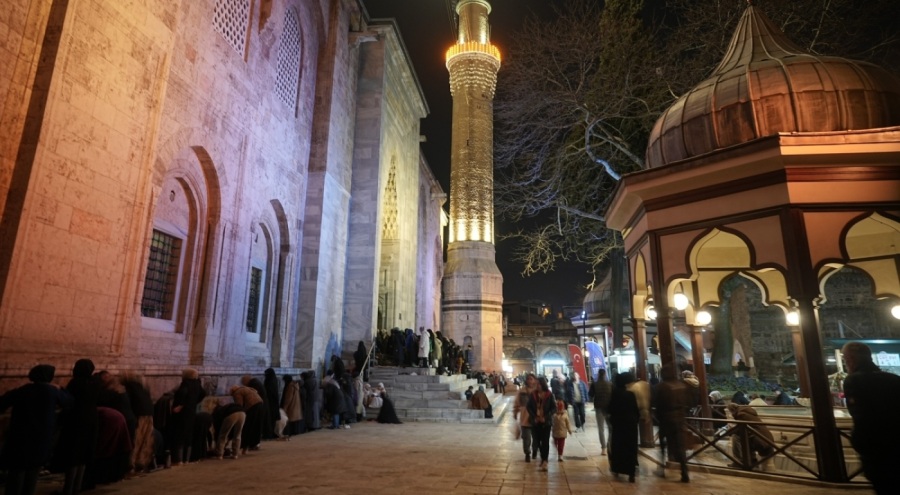 Bursalılar ilk teravih için Ulu Cami'yi doldurdu