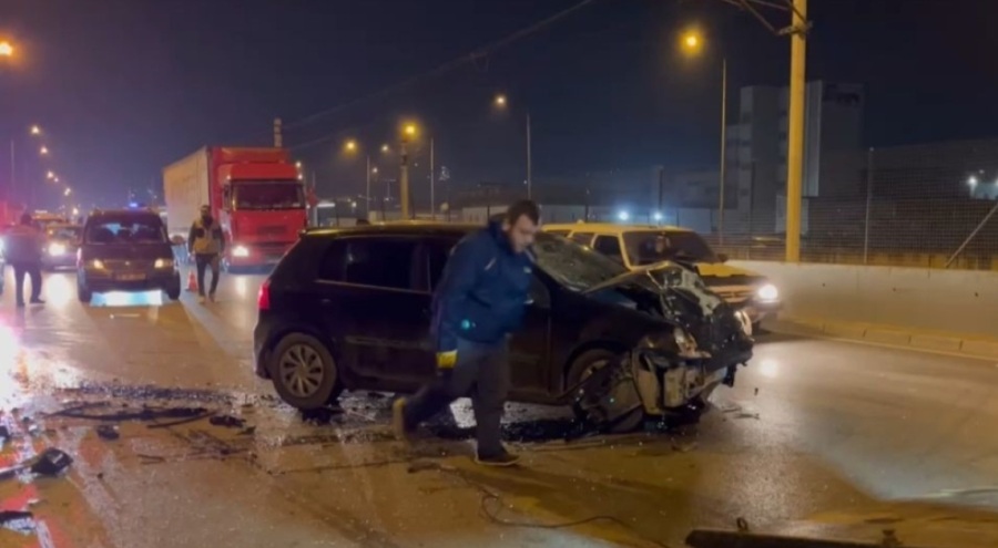Bursa'da otomobil, halk otobüsüne çarptı! 10 yolcu yaralı