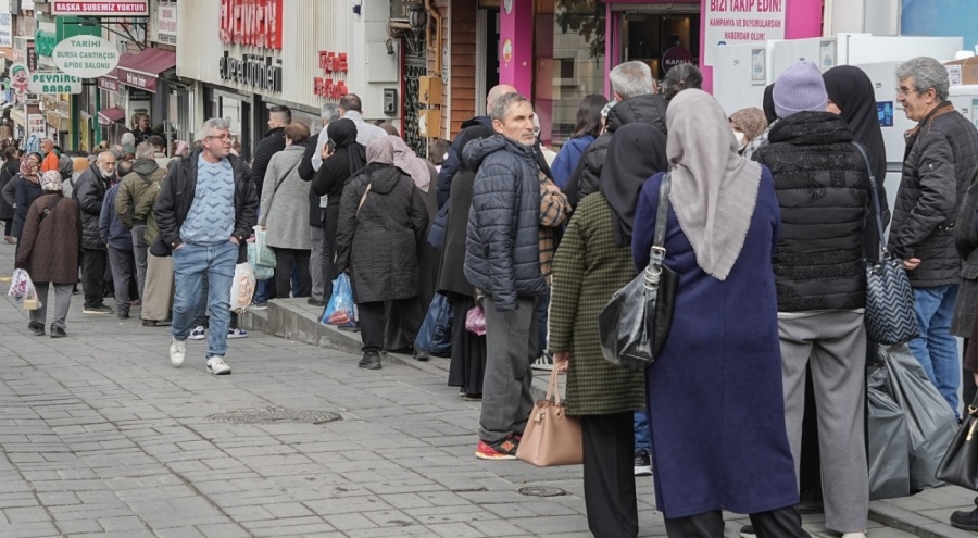 Bursa'da kasaplarda metrelerce ucuz et ve kıyma kuyruğu