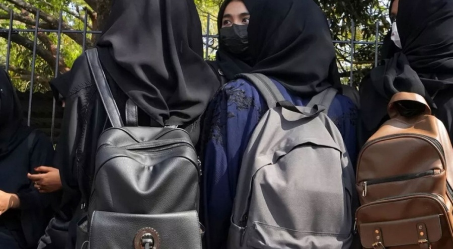 Avusturya'da 14 yaş altı kız çocuklarına başörtüsü yasağı