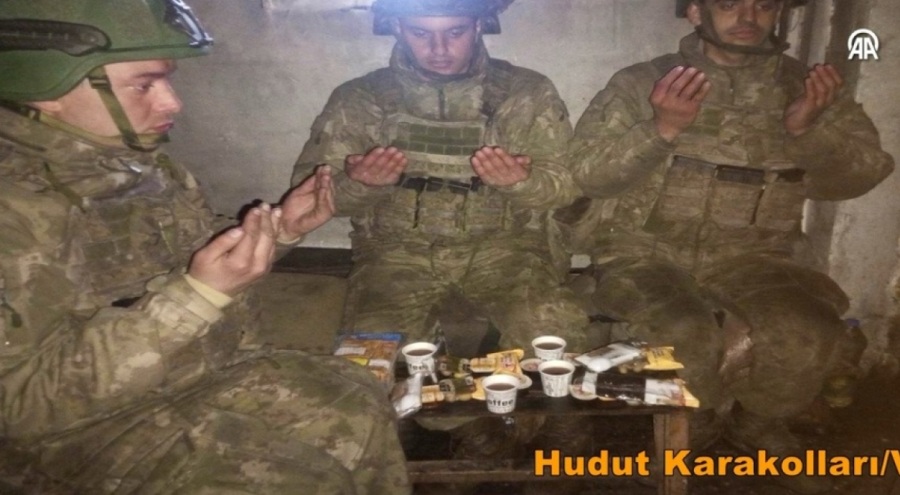 MSB paylaştı: Sınırdaki Mehmetçik'ten ilk sahur