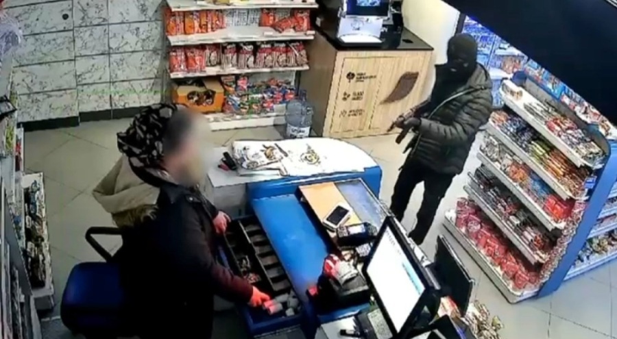 Oyuncak tüfekle benzinciyi soydu