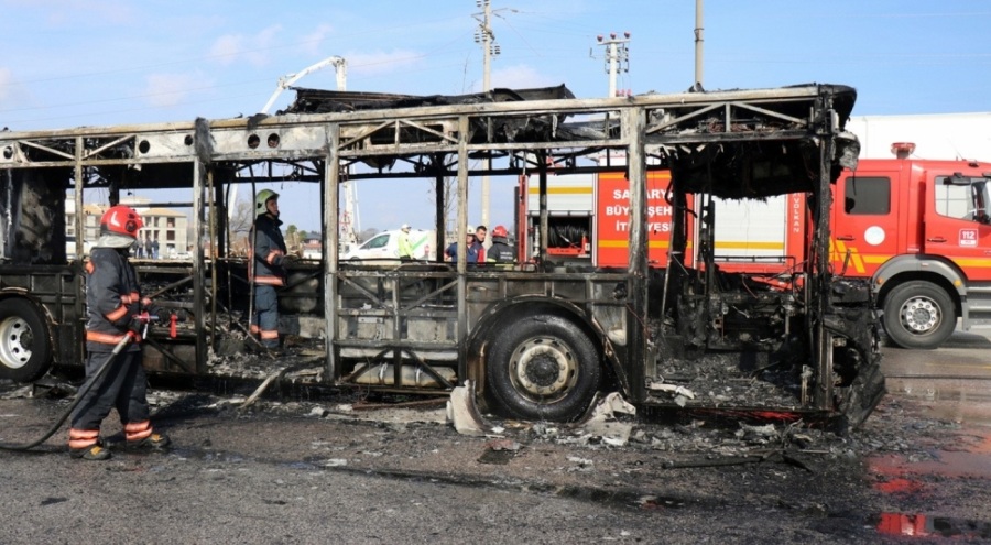 Sakarya'da otobüs alev topuna döndü