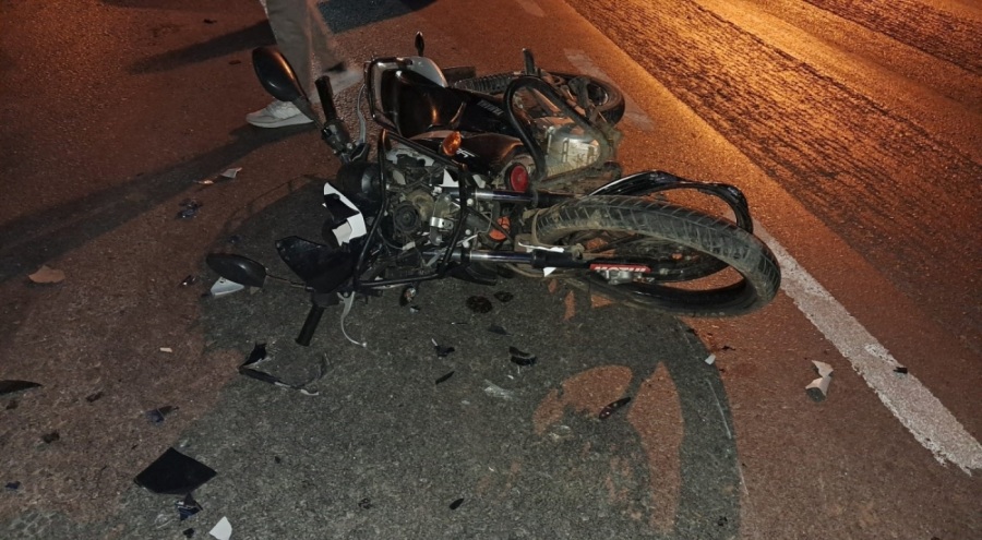 Bursa'da feci kaza! Motosiklet otomobile çarptı: 3 yaralı