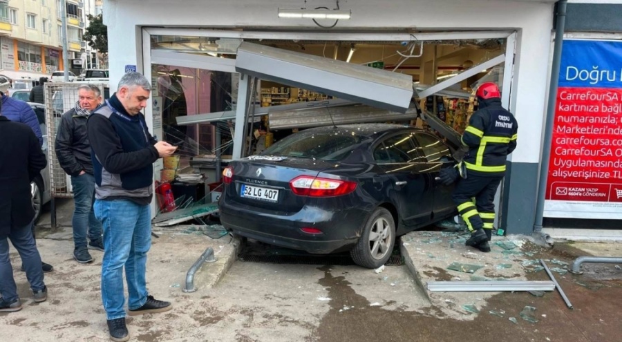 Otomobilin markete girdiği kazada 3 kişi yaralandı
