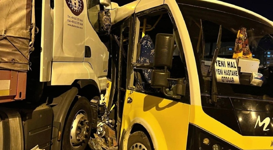 TIR ile yolcu minibüsü çarpıştı: 4 yaralı