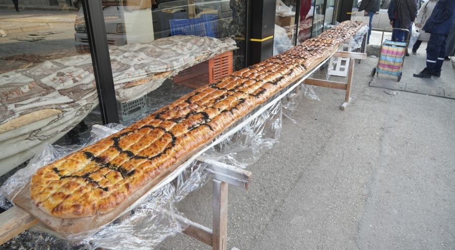 Bursa'da 7 metrelik pide görenleri hayrete düşürdü