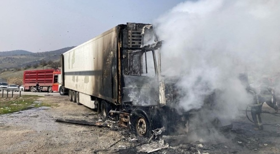 Seyir halindeyken alev alan tır küle döndü