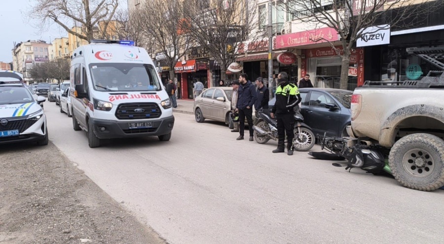 Bursa'da motosiklet sürücüsü dehşet saçtı! Aracın altına girerek durabildi: 1 yaralı
