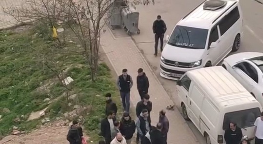 Bursa'da motosiklet park halindeki iki otomobile çarptı: Yaralılar var