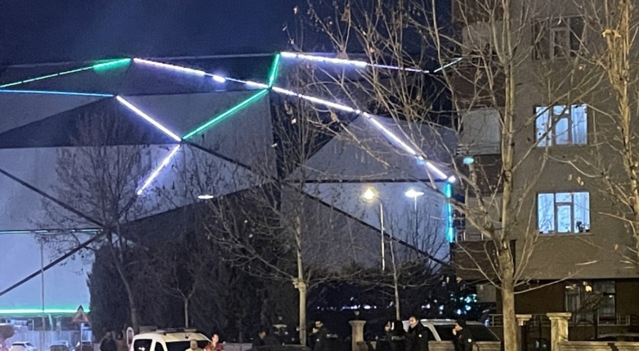 Eski eşini ve arkadaşını tabancayla vurdu