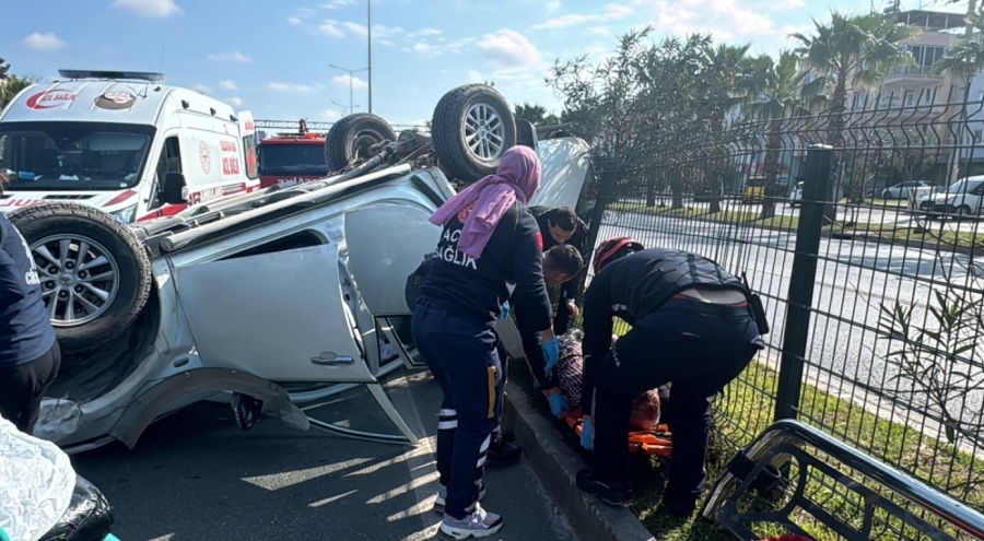 Ters dönen otomobilde sıkışan sürücü ekiplerce kurtarıldı