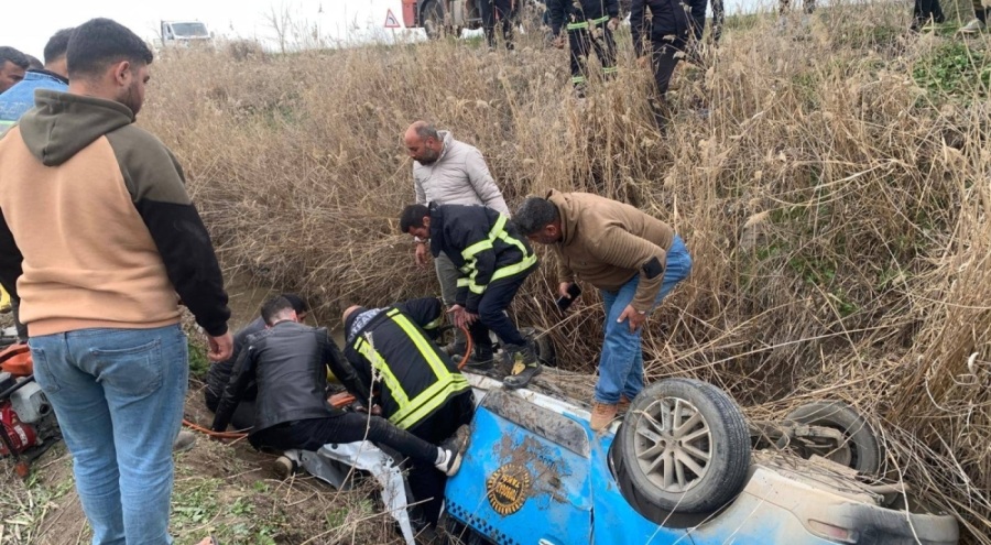Taksi su kanalına devrildi: Şoför yaşamını yitirdi
