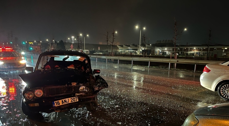 Bursa'da yağış sebebiyle kayan otomobil, trafik ışıklarında bekleyen araca çarptı: 5 yaralı