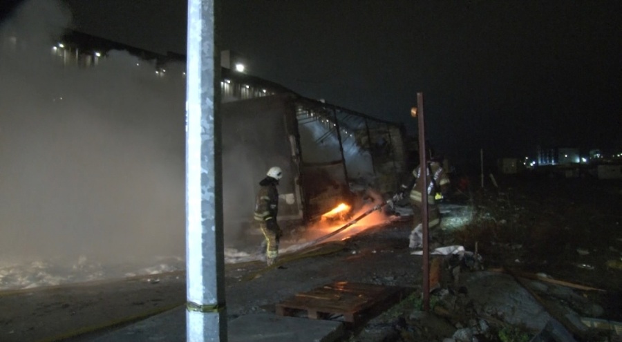 2 tır alev alev yandı