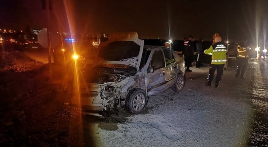 Otomobiller çarpıştı: 1 ölü, 2 yaralı