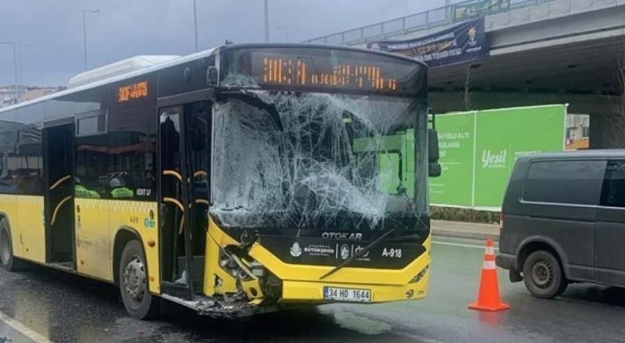 İETT otobüsü ile yolcu minibüsü çarpıştı: Yaralılar var