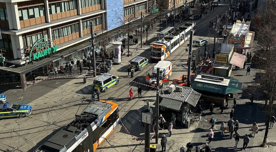 Almanya Mannheim'da bir araç kalabalığa daldı