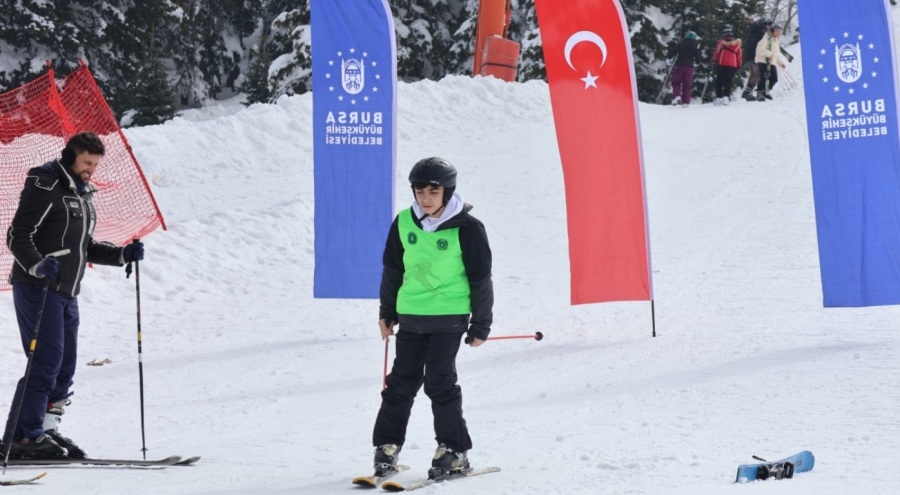 Bursa'nın zirvesi Uludağ'da öğrencilerin kayak heyecanı