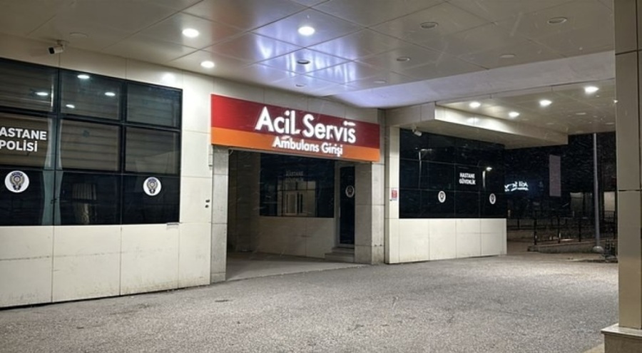 Otomobil istinat duvarına çarptı