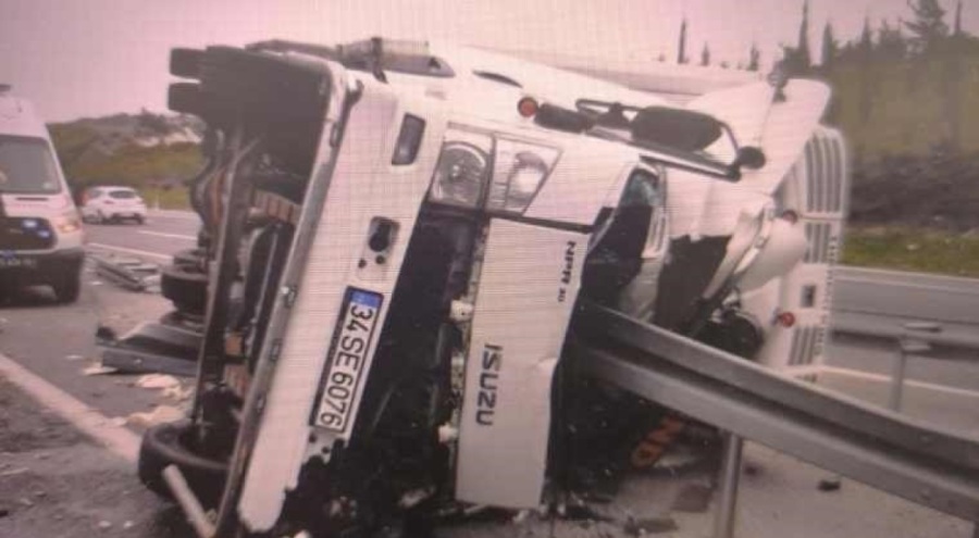 Et yüklü TIR demir bariyerlere çarparak devrildi: 1 ölü