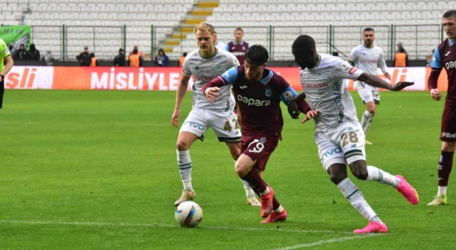 Konyaspor - Trabzonspor maçının son anlarında gerginlik!