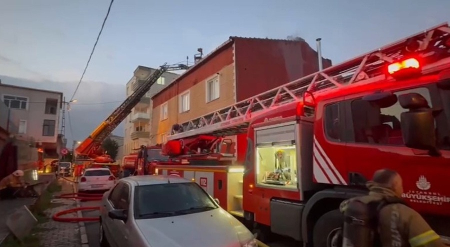 4 katlı binanın çatısında yangın paniği!