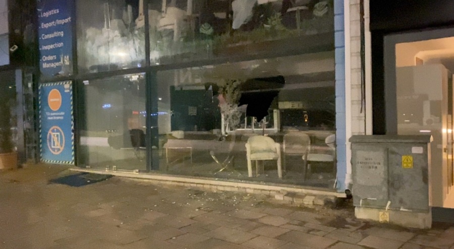 Bursa'da bir kişi mobilya mağazasının camlarını taşla kırıp kaçtı!