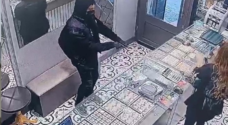 Kuyumcuda soygun girişimi dolaba takıldı!