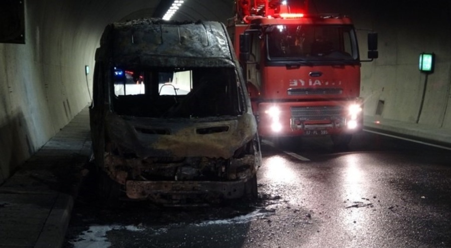 Seyir halindeki ambulans alev alev yandı